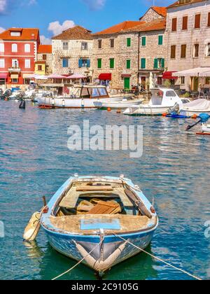 Altes Holzboot mit abblätternder Farbe im Hafengebiet des traditionellen Dorfes Stari Grad, auf der Ferieninsel Hvar, Kroatien. Stockfoto