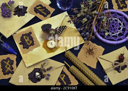 Stillleben mit Runen, Spinnen, verzierten Umschlägen und magischen Objekten. Mystischer und romantischer Hintergrund mit Kopierraum und leerem, vintage romantischem Conce Stockfoto