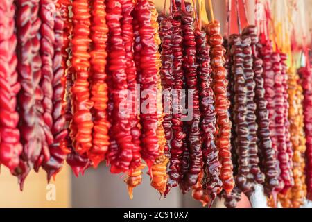 Traditionelle Süße der georgischen Küche aus Nüssen und Früchten churchkhela auf dem Straßenmarkt gemacht Stockfoto