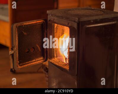 Alte Metall offene Ofentür mit brennendem Holz Flamme Stockfoto