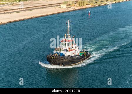El Qantara, Ägypten - 14. November 2019: Schlepper begleitet die Schiffe. Schiffe, die durch den Suezkanal in Ägypten, Afrika, fahren. Stockfoto