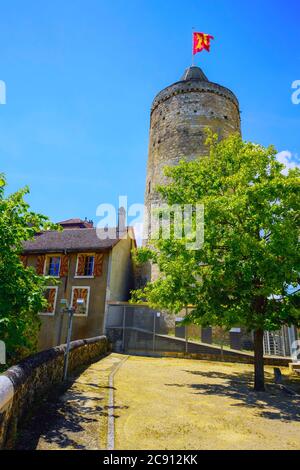 Blick auf die Straße des Wachturms und des umliegenden Gebäudes im Dorf Orbe, Kanton Waadt, Schweiz. Stockfoto