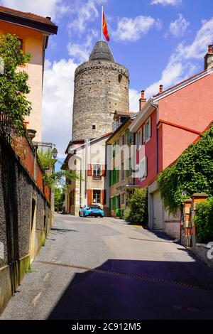 Blick auf die Straße des Wachturms und des umliegenden Gebäudes im Dorf Orbe, Kanton Waadt, Schweiz. Stockfoto