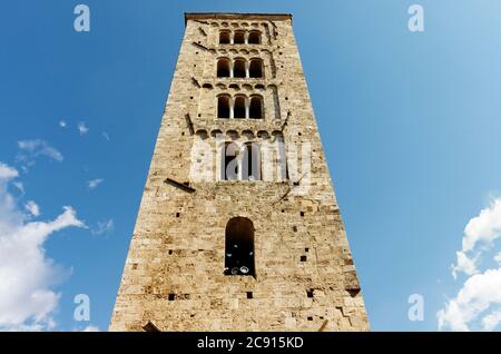 Glockenturm der Kathedrale von Anagni gegen blauen Himmel, schöner quadratischer Turm mit Mullionfenstern und Dreifach Stockfoto