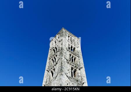 Glockenturm der Kathedrale von Anagni gegen blauen Himmel, schöner quadratischer Turm mit Mullionfenstern und Dreifach Stockfoto