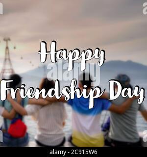 Friendship Day Zitat über verschwommenes Bild von Freunden. Freundschaftstag Nachricht auf verschwommenes Bild von Freunden. Freundschaftstag. Friends, Friendship Day Motto. Stockfoto
