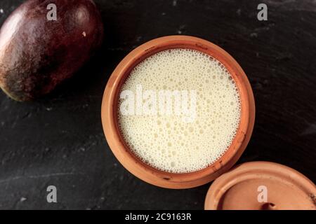 Frischer Lassi im traditionellen indischen Tontopf Stockfoto