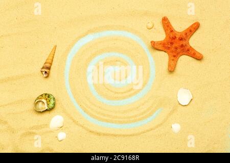 Sommer, Urlaub am Strand am Meer Hintergrund. Meer und Muscheln auf dem Sand des Strandes bei sonnigem Sommerwetter. Meer, Meer und Entspannung Stockfoto