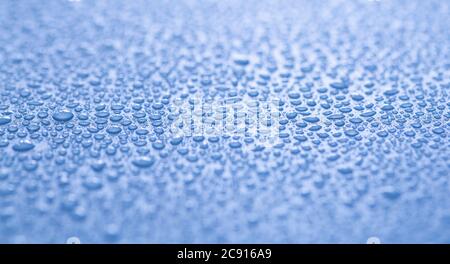 Wassertropfen auf farbigem Hintergrund. Regentropfen, Dampf oder Kondenswasser. Wassertropfen Hintergrund Nahaufnahme Stockfoto