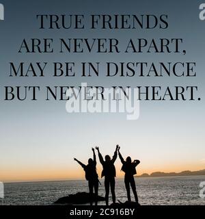 Friendship Day Zitat über verschwommenes Bild von Freunden. Freundschaftstag Nachricht auf verschwommenes Bild von Freunden. Freundschaftstag. Friends, Friendship Day Motto. Stockfoto