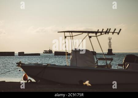 Das Fischerboot kehrt vom Fischfang im ionischen Meer zurück und gelangt während des Sommervormittags in den Hafen der griechischen Insel Zakynthos Stockfoto