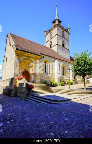 Blick auf La collégiale Saint-Laurent, einen prominenten Teil der Skyline der Stadt in Estavayer-le-Lac, Kanton Freiburg, Schweiz. Stockfoto