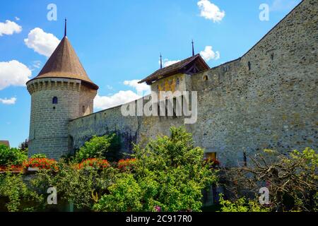 Blick auf Stadtmauer und Tor (Porte du Camus) bei Sonnenuntergang in Estavayer-le-lac, Kanton Freiburg, Schweiz. Stockfoto