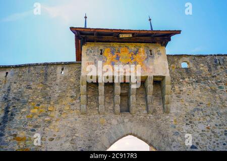 Blick auf die Stadtmauer und das Tor (Porte du Camus) am Estavayer-le-lac bei Sonnenuntergang, Kanton Freiburg, Schweiz. Stockfoto