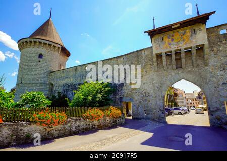 Blick auf Stadtmauer und Tor (Porte du Camus) bei Sonnenuntergang in Estavayer-le-lac, Kanton Freiburg, Schweiz. Stockfoto