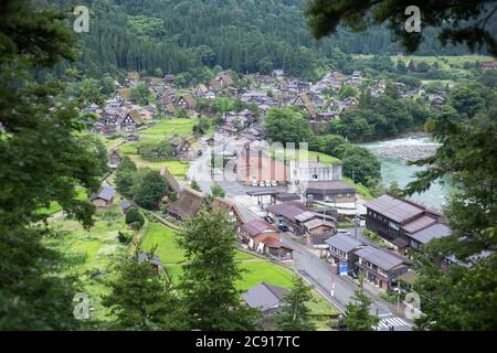 Shirakawa-go, Japan, 07-24-2020 , Blick auf Shirakawa-go vom Aussichtspunkt. Stockfoto