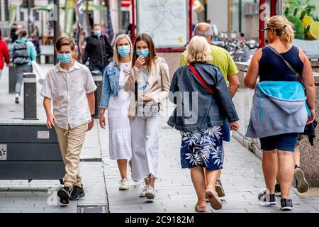 Antwerpen, Belgien. Juli 2020. Menschen mit Gesichtsmasken als vorbeugende Maßnahme gehen während der Coronavirus-Krise auf der Straße.das Tragen einer Gesichtsmaske wird ab Samstag in Geschäften und einigen anderen Innenräumen, in denen sich die Menschen versammeln, obligatorisch. Kredit: SOPA Images Limited/Alamy Live Nachrichten Stockfoto