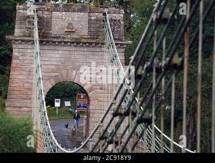 Die 200 Jahre alte Union Chain Hängebrücke, die den River Tweed überquert, von Horncliffe in Northumberland bis Fishwick in Berwickshire, bevor die Renovierungsarbeiten im nächsten Monat beginnen. Stockfoto