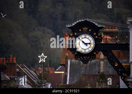 Die alte Uhr in der Winchester High Street sticht an einem bewölkten Wintertag deutlich hervor Stockfoto