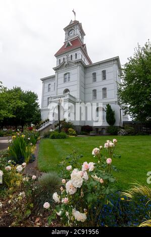 Corvallis, Oregon, USA - 11. Mai 2015: Vor dem Benton County Courthouse wird ein Rosengarten gepflanzt Stockfoto