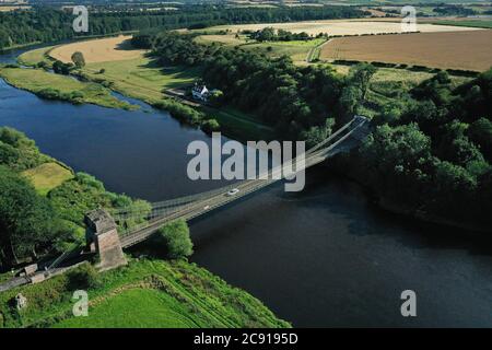 Die 200 Jahre alte Union Chain Hängebrücke, die den River Tweed überquert, von Horncliffe in Northumberland bis Fishwick in Berwickshire, bevor die Renovierungsarbeiten im nächsten Monat beginnen. Stockfoto