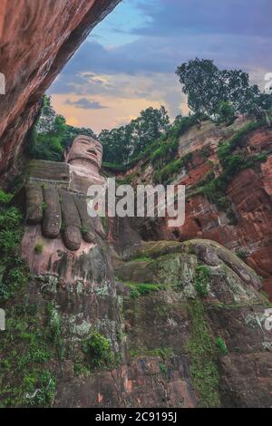 Der riesige Leshan-Buddha, eine 71 Meter hohe Steinstatue, die zwischen 713 und 803 während der Tang-Dynastie erbaut wurde. Das Hotel liegt am Zusammenfluss des Minjiang, da Stockfoto