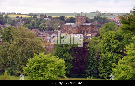 Die wunderschöne Sherborne Abbey sticht auf diesem Foto hervor, das im späten Frühjahr aufgenommen wurde Stockfoto