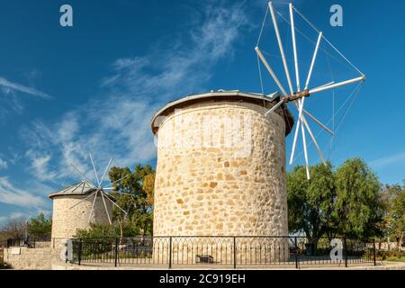 Traditionelle Windmühlen in Alacati, Provinz Izmir, Türkei. Stockfoto