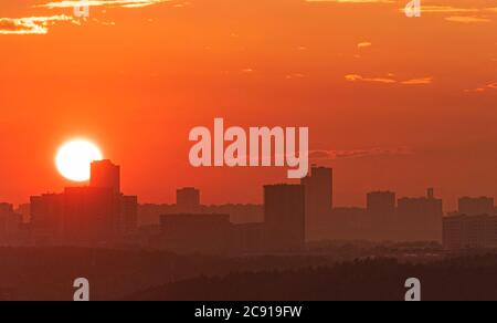 Sonnenuntergang über der Stadt, Stadtbild Stockfoto