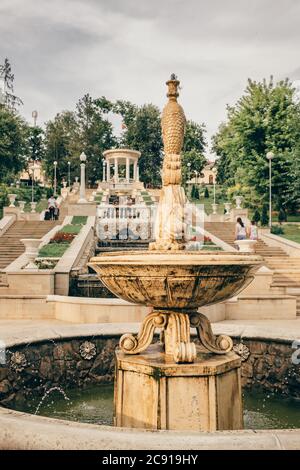 Brunnen und die Kaskadiertreppen in der Nähe des Valea Morilor Sees in Chisinau, Moldawien. Stockfoto