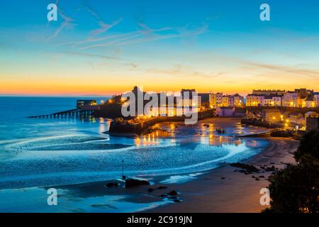 Dawn bricht über Tenby Harbour Tenby Pembrokeshire Wales Stockfoto