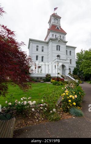 Corvallis, Oregon, USA - 11. Mai 2015: Ein mit Blumen gesäumter Bürgersteig führt zum Eingang des Benton County Courthouse Stockfoto