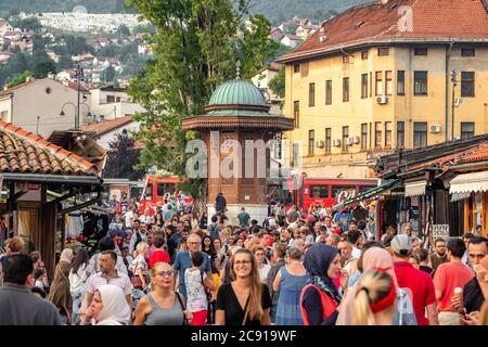 Bascarsija Platz mit Sebilj Holzbrunnen in der Altstadt von Sarajevo in Bosnien und Herzegowina Stockfoto