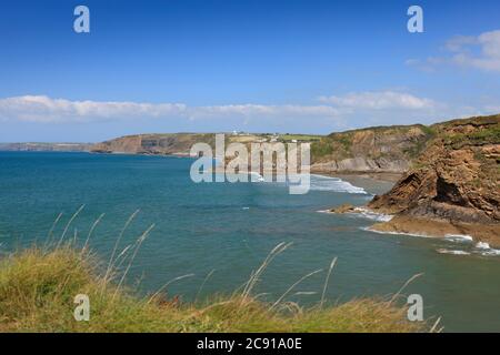 Blick entlang der Küste St Brides Bay Pembrokeshire Wales Stockfoto