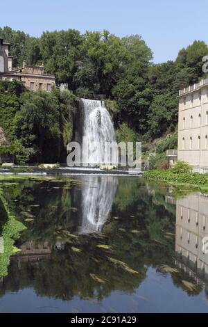 Isola del Liri, Italien - 22. Juli 2017: Blick auf den Wasserfall in der Flussstadt Isola del Liri Stockfoto