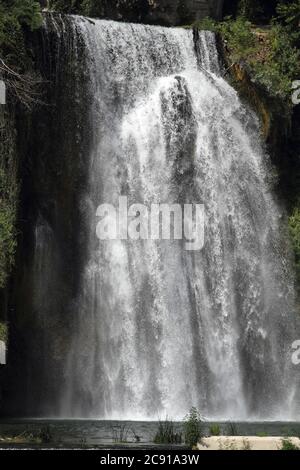 Isola del Liri, Italien - 22. Juli 2017: Blick auf den Wasserfall in der Flussstadt Isola del Liri Stockfoto