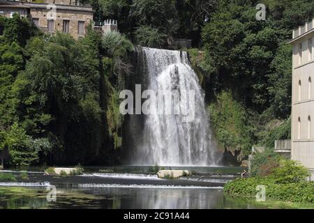 Isola del Liri, Italien - 22. Juli 2017: Blick auf den Wasserfall in der Flussstadt Isola del Liri Stockfoto