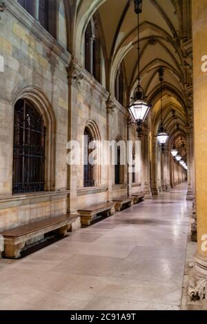 Perspektive mit Bögen und Säulen im Tempel in Wien. Stockfoto