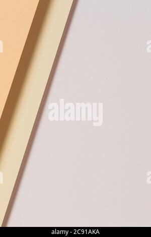 Abstrakte Farbe Papiere Geometrie flach Lay Komposition Hintergrund mit hellbraunen, beige Farbtöne Stockfoto