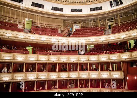 Interieur des Auditoriums der Wiener Staatsoper mit dem Publikum. Stockfoto