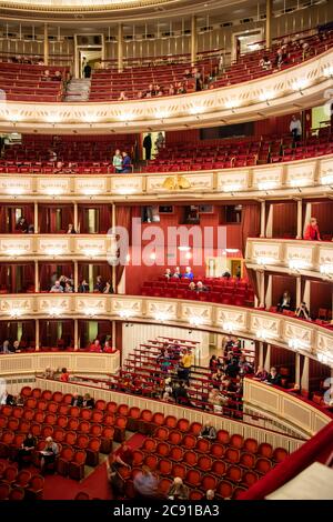 Interieur des Auditoriums der Wiener Staatsoper mit Parterre und Balkonen. Stockfoto