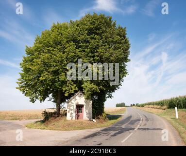 Kleine Kapelle am Straßenrand in nordfrankreich Stockfoto