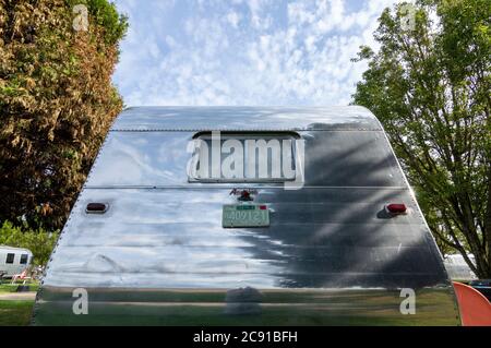 Dayton, Oregon, USA - 10. Mai 2015: Rückseite eines glänzenden Aluminium-Anhängers Stockfoto