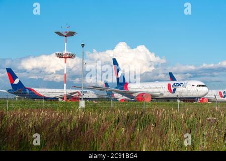MOSKAU - JUL 24: Flugzeuge der AzurAir Airline am Flughafen Vnukovo in Moskau am 24. Juli. 2020 in Russland Stockfoto