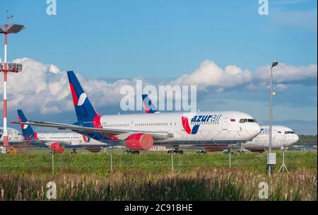 MOSKAU - JUL 24: Flugzeuge der AzurAir Airline am Flughafen Vnukovo in Moskau am 24. Juli. 2020 in Russland Stockfoto