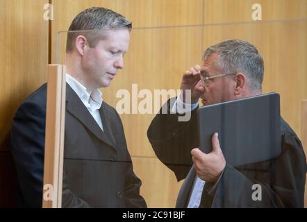 28. Juli 2020, Hessen, Frankfurt/Main: Der mutmaßliche Haupttäter Stephan Ernst (l.) diskutiert mit seinem Verteidiger Frank Hannig. Ernst soll vor einem Jahr Nordhessens Landrat Lübcke auf seiner Terrasse erschossen haben, weil der CDU-Politiker für Flüchtlinge geworben habe. Foto: Boris Roessler/dpa Stockfoto