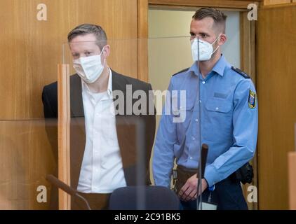 28. Juli 2020, Hessen, Frankfurt/Main: Der mutmaßliche Haupttäter Stephan Ernst (l) steht in den Gerichtssaal. Ernst soll vor einem Jahr auf seiner Terrasse den nordhessischen Landrat Lübcke erschossen haben, weil der CDU-Politiker für Flüchtlinge geworben habe. Foto: Boris Roessler/dpa Stockfoto