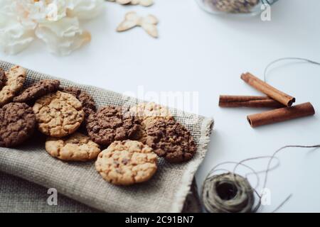 Hausgemachte Haferflocken Cookies mit Zimt auf weißem Hintergrund. Gesunde Ernährung Snack Stockfoto