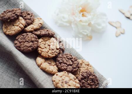 Hausgemachte Haferflocken Cookies mit Zimt auf weißem Hintergrund. Gesunde Ernährung Snack Stockfoto
