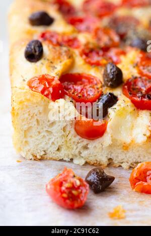 Focaccia pugliese - frisch gebackenes Focaccia-Brot aus nächster Nähe Stockfoto